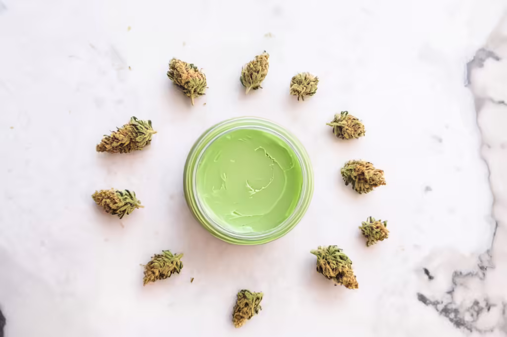 Cannabisbutter mit Cannabisblüten