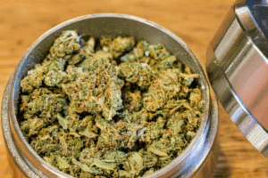 Grinder mit Cannabis