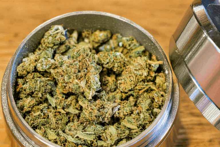 Grinder mit Cannabis