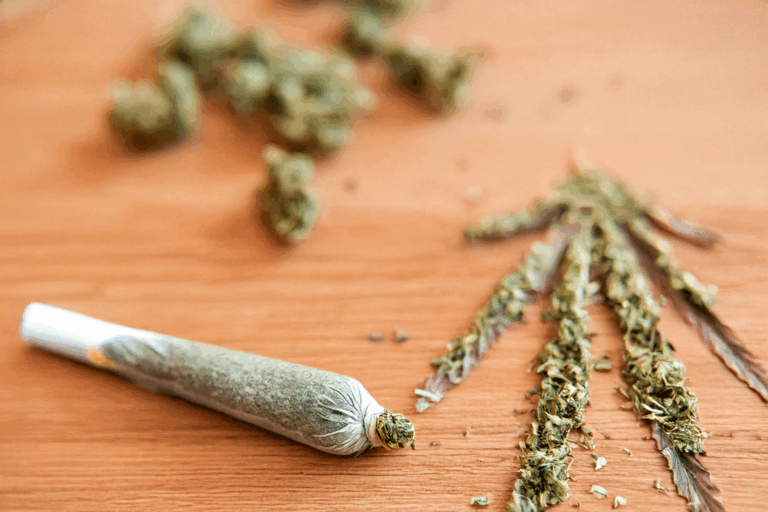 Tabakersatz - Joint mit Kräutermischung und Cannabis